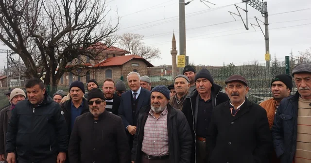 Teravih namazı için 5 kilometre yürümek istemiyorlar Mahalleleri ikiye bölünen Sarımsaklı halkı alt geçit istiyor Kayseri Haberleri