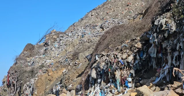 Zonguldak ta denize sıfır eski çöp alanındaki atıklar sahillere saçılıyor Zonguldak Haberleri