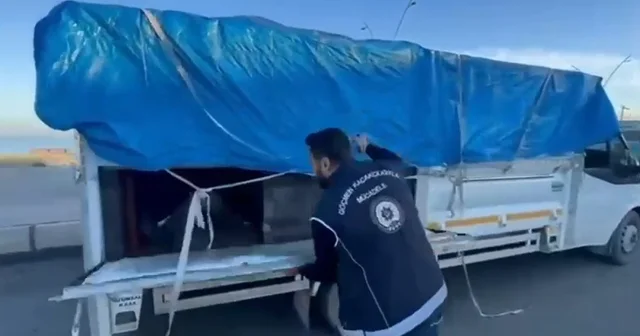Hayvan dışkısı ile kamufle edilen bölmeden 19 kaçak göçmen çıktı Hatay Haberleri