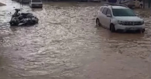 Gaziantep te dolu ve sağanak etkili oldu Dolu yağışı etrafı beyaz örtüyle kapladı, yağmur sonrası dereler taştı, cadde ve sokaklar göle döndü Gaziantep Haberleri