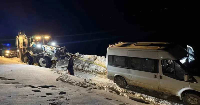 Başkale’de yoldan çıkan minibüs kara saplandı