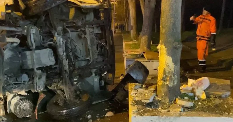 Bayrampaşa’da kamyonet devrildi: 3 kişi ölümden döndü Sözcü Gazetesi