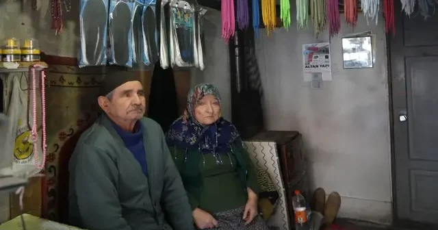 Bir an bile ayrılmıyorlar: 64 yıllık ayakkabı tamircisi her sabah dükkanını eşiyle açıyor VİDEO İZLE