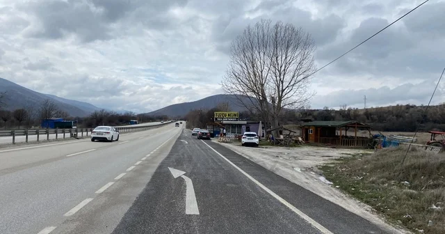 Kurşunlu ilçesinde D100 kara yolu kenarındaki satış yerlerinin önüne bariyer yapılıyor Çankırı Haberleri