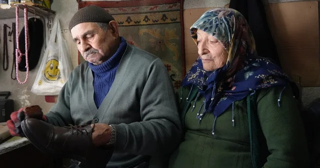 64 yıllık ayakkabı tamircisi, her sabah dükkanını eşiyle açıyor Her sabah el ele yürüyorlar, 6 metrekarelik dükkanda omuz omuza veriyorlar Kastamonu Haberleri