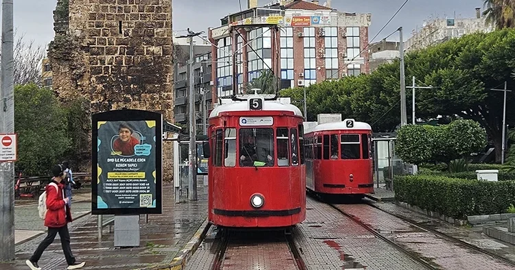Tramvayın oluşturduğu tehlikeye karşı şehrin simgesine tel örgü