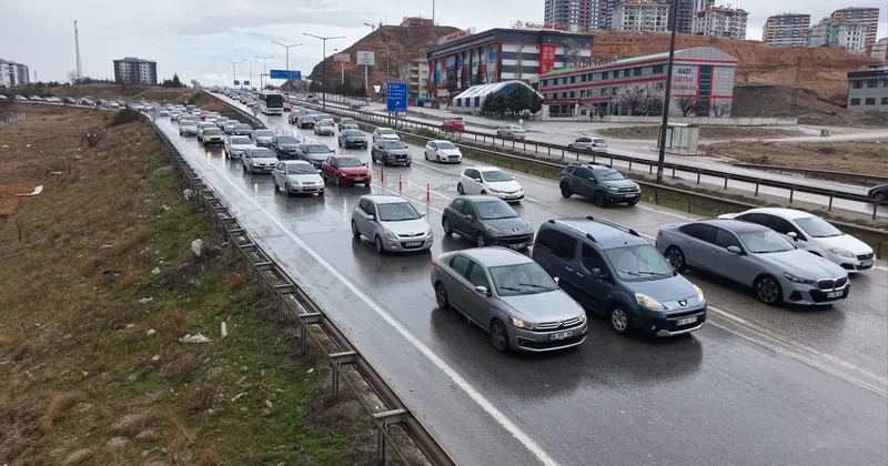 Bayram tatilinden dönenler Kırıkkale de trafik yoğunluğu oluşturdu