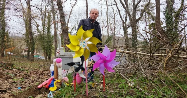 13 yaşındaki kızlarını kazada kaybeden ailenin en acı bayramı Kazada ölen 13 yaşındaki kızlarının mezarına bayram şekeri götürdüler Samsun Haberleri