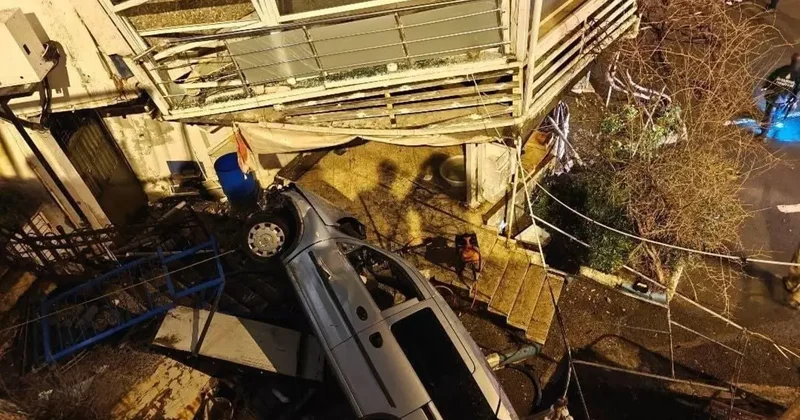 Silivri’de hafif ticari araç 5 metreden aşağı düştü