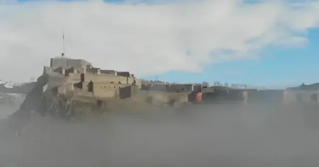 Kars Kalesi sis denizinde kayboldu: Ortaya kartpostallık manzaralar çıktı VİDEO İZLE