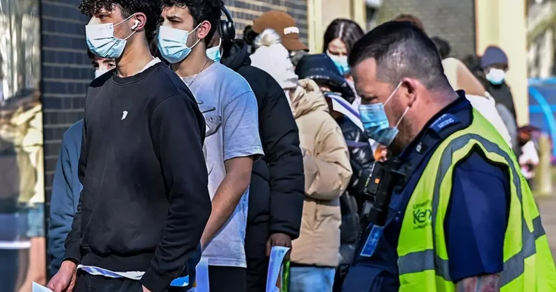 İngiltere de korkutan salgın! Uzmanlar süper bulaşma diyerek uyardı