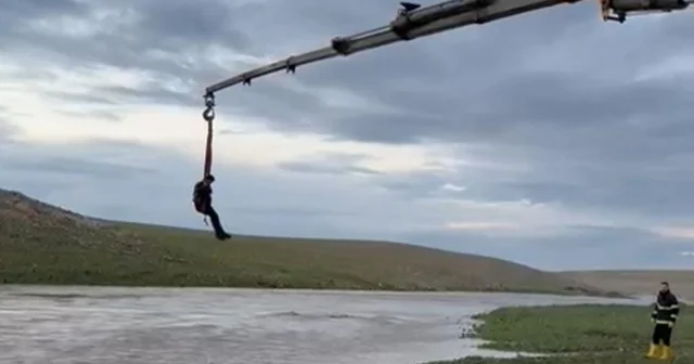 Şanlıurfa da dere sularına kapılan traktör sürücüsü vinçle kurtarıldı Şanlıurfa Haberleri