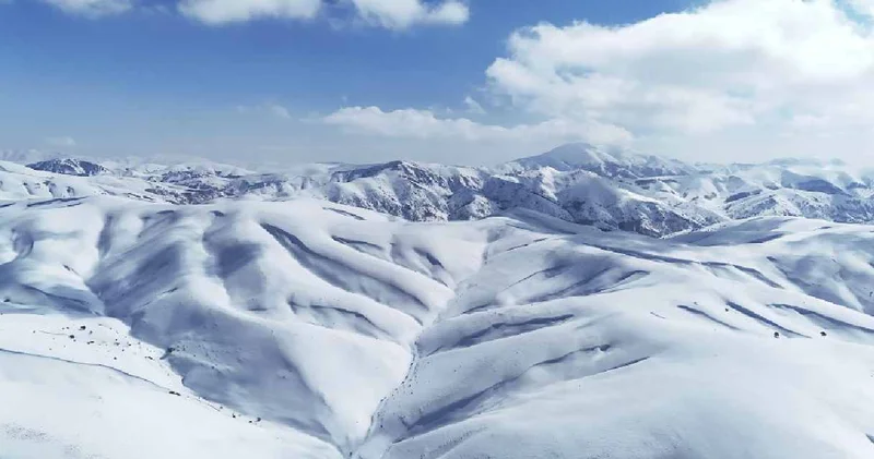 Kar kalınlığı yer yer 2 metreyi geçti! Tepeler ve araziler beyaz örtüyle bütünleşti