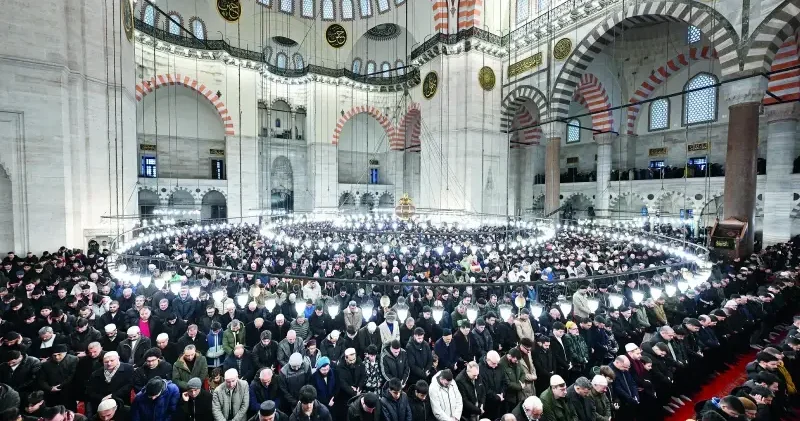 Omuz omuza bayram: Camiler dolup taştı Yerel Gündem Haberleri