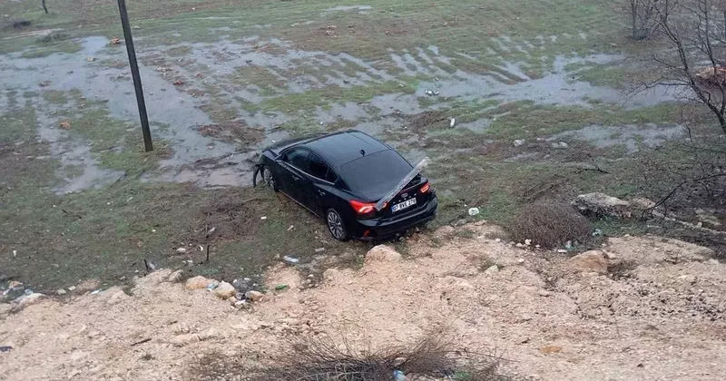 Mardin’de şarampole yuvarlanan otomobildeki 2 kişi yaralandı