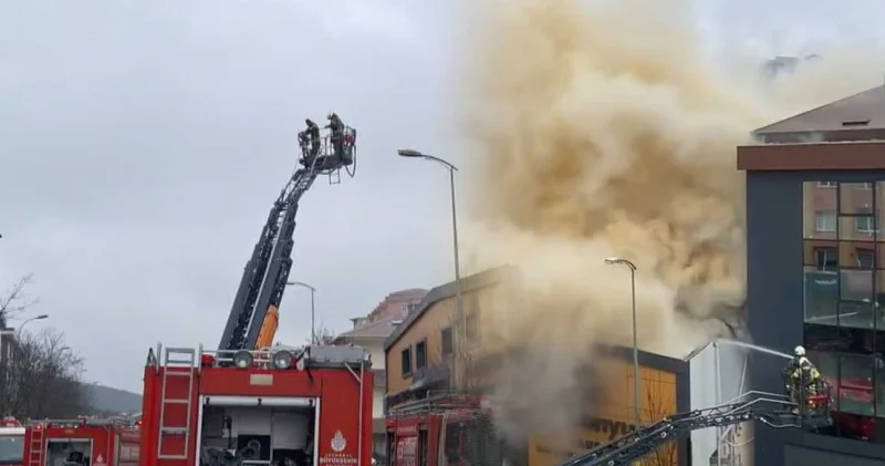 Ataşehir de 2 katlı iş yerinde yangın! Cadde trafiğe kapatıldı