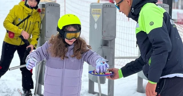Erciyes te kayak tutkunlarına bayram şekeri ikram edildi Kayseri Haberleri