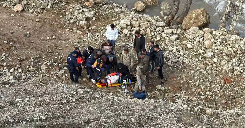 Otomobil dere yatağına yuvarlandı: 3 yaralı