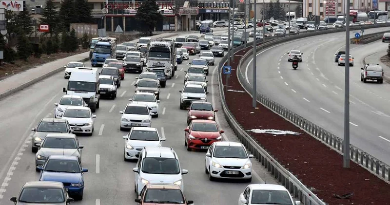Dönüş çilesi başladı: 43 ilin geçiş noktasında trafik kilitlendi