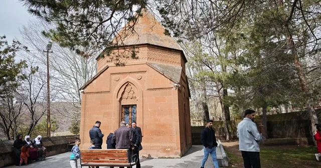 Ahlat taki türbeye bayramda ziyaretçi akını Bitlis Haberleri