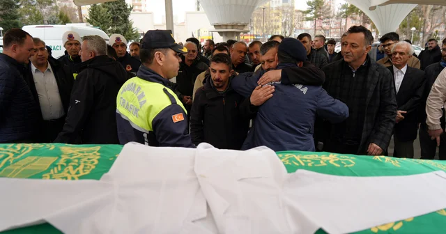 Kazada ölen tıp öğrencisi Yaren in cenazesine, arkadaşları beyaz önlükle katıldı Kayseri Haberleri