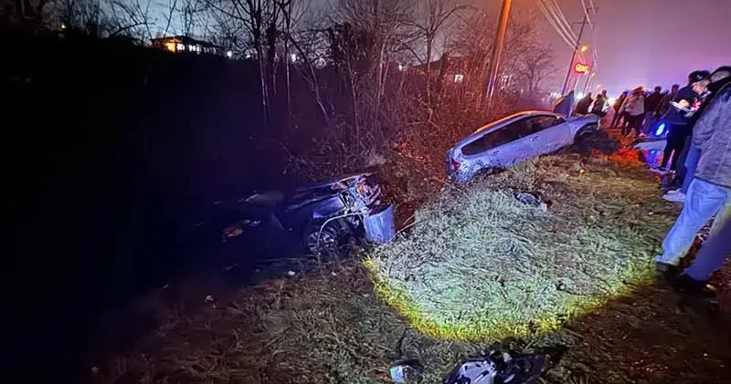 Çarpışan otomobiller kanala devrildi: 6 yaralı