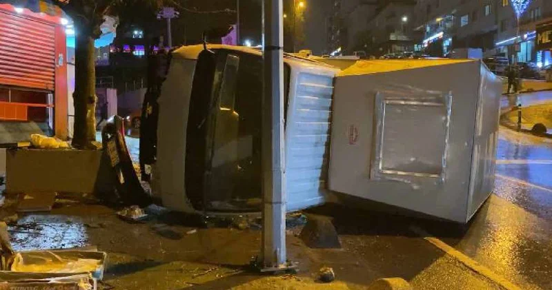 Kazadan saniyelerle kurtuldu: Büfede alışveriş yapan kişi dehşeti yaşadı