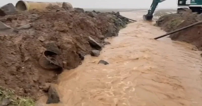 Sağanak ve dolu hayatı durdurdu! Duvarlar yıkıldı, bahçeler göle döndü