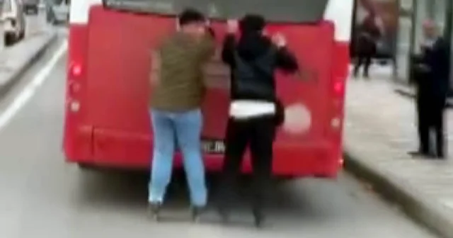 Otobüsün arkasına tutunan patenli çocukların tehlikeli yolculuğu kamerada Kahramanmaraş Haberleri