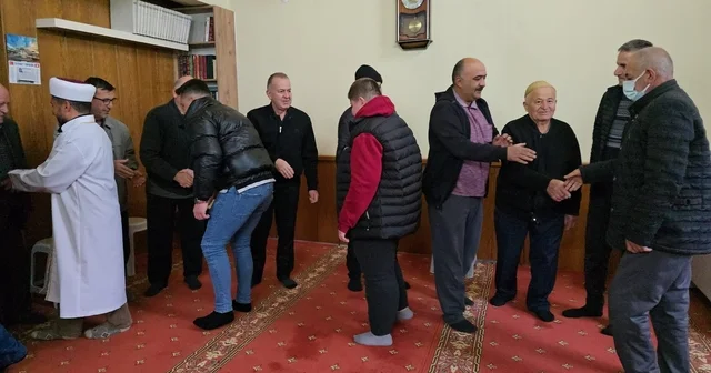 Küslerin barıştığı bayramlaşma halkası geleneği yaşatıldı Cami avlusunda oluşturulan bayramlaşma halkası, bu yıl soğuk nedeniyle caminin içerişinde oluşturuldu Denizli Haberleri