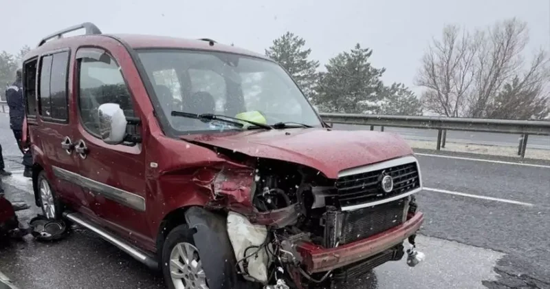 Uşak’ta hafif ticari aracın bariyere çarpması sonucu 6 kişi yaralandı