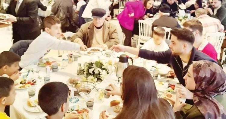 İstanbul Valisi Gül Darülaceze’de... Biz ülke olarak büyük bir aileyiz