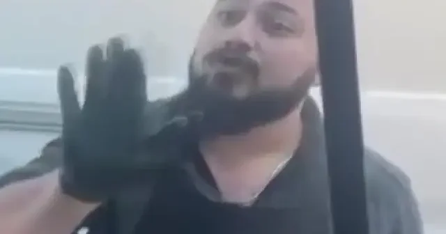 Esenyurt ta trafikte tartıştığı sürücüye saldırıp aracının camını kırdı VİDEO İZLE