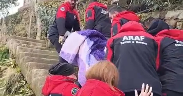 Heyelan nedeniyle yolu kapanan köyüne gitmek isteyen kadını sedyeyle taşıdılar Rize Haberleri