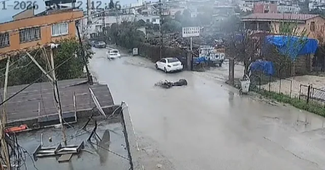 Su birikintisine giren motosiklet devrildi; kaza anı kamerada Adana Haberleri