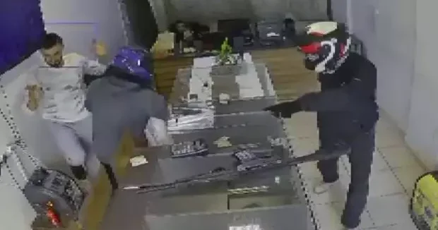 Hatay haberleri Hatay da 20 yıllık emeği 3 dakikada çaldılar! Milyonluk vurgunda kask detayı 21 Mart 2026