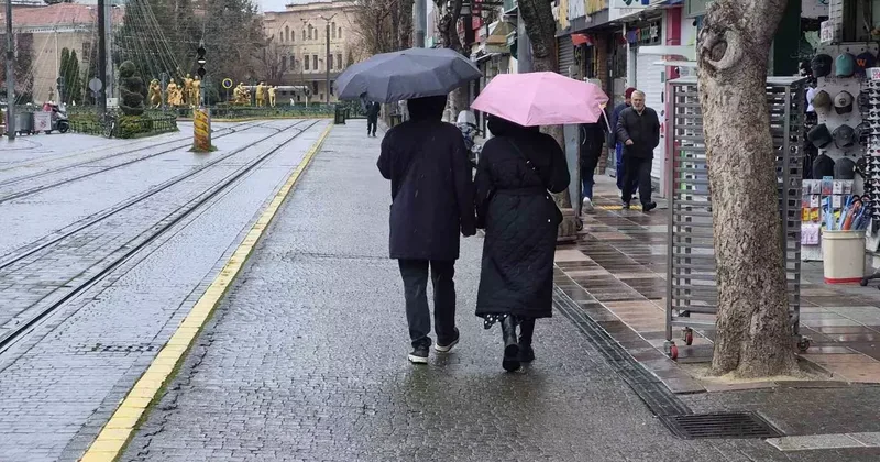 Eskişehir güne yağmurla başladı