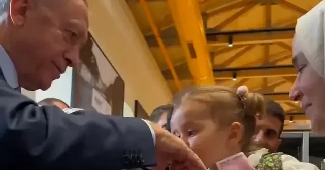 Minik çocuk Tayyip dede dedi harçlığı kaptı VİDEO İZLE