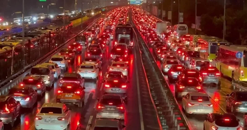 İstanbul da bayram gecesi çilesi: Trafik kilitlendi