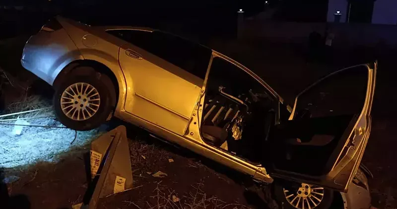 Sivas ta otomobil bariyerlere çarptı: 2 yaralı