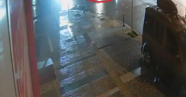 Otomobil ile motosikletin çarpışma anı kamerada: 1 yaralı Antalya Haberleri