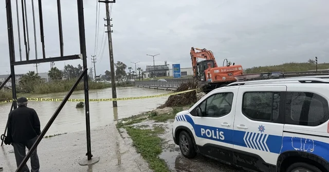 Berdan Irmağı nda alarm, su seviyesi köprüye dayandı Mersin Haberleri