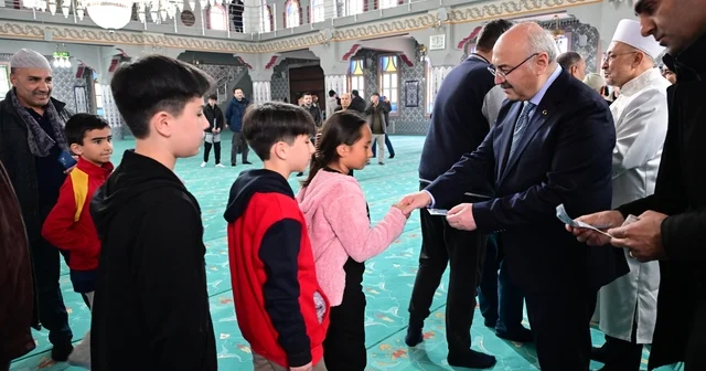 Vali Köşger bayram sevincini görevi başındaki personeller ve vatandaşlarla paylaştı Denizli Haberleri