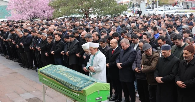 Eğitim camiasını yasa boğan veda Erzincan da okul müdürü son yolculuğuna uğurlandı Erzincan Haberleri