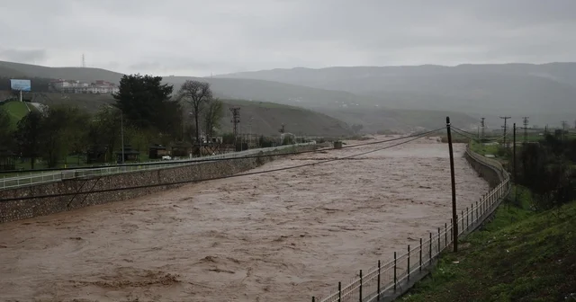 Siirt te sel bilançosu: 200 dekarlık alanda toprak kayması yaşandı, 400 e yakın hayvan telef oldu Siirt Haberleri