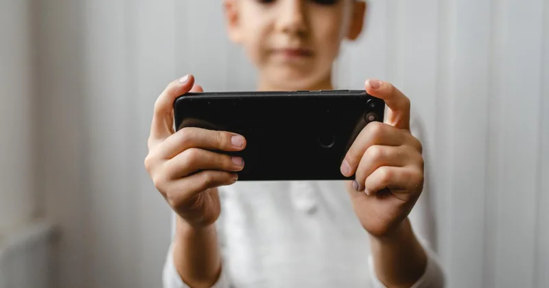 İngiltere de okullarda akıllı telefon kullanımı yasayla yasaklanıyor