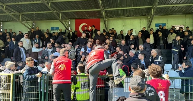 Trabzon 1. Amatör Küme Play Off maçı sonrası tribünde kavga Araklı 1961 Faroz Yalıspor maçı sonrası tribünde yaşanan kavgaya polis ekipleri müdahale etti Trabzon Haberleri
