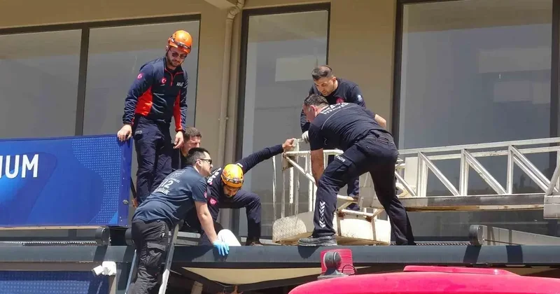 4 üncü kattan tente üzerine düşen genç adam için seferber oldular
