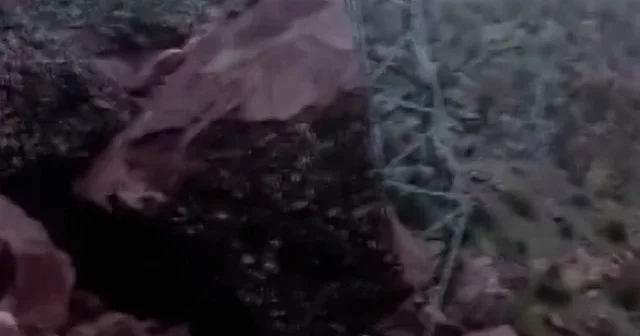 Batman’da dağdan kopan dev kayalar yolları kapattı: 10’dan fazla köy ulaşıma kapandı VİDEO İZLE