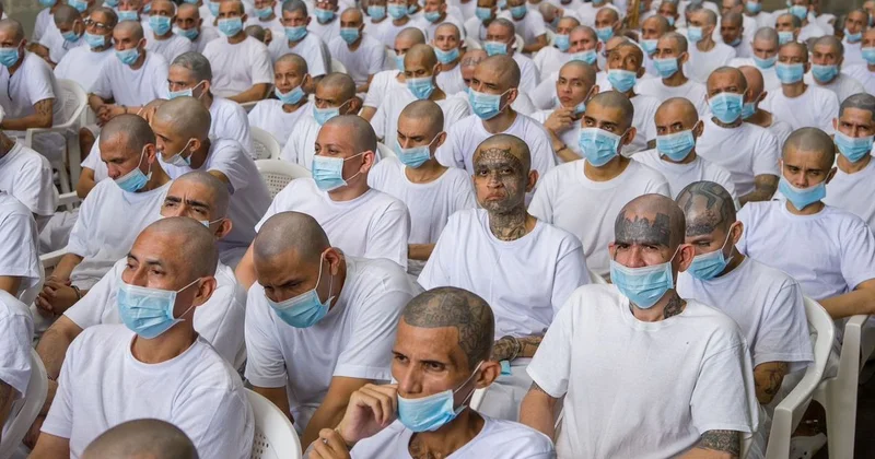 El Salvador da MS 13 çetesinin 500 üyesi hakkında toplu yargılama yapıldı